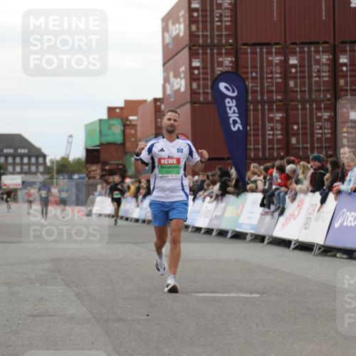 03.10.2025 - Köhlbrandbrückenlauf Yannick Fuchs http://msf.ph/oto/8983649 03.10.2025 15:53:39 Ziel 7047, 9322 meine-sportfotos.de