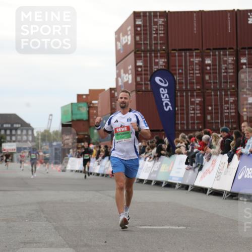 03.10.2025 - Köhlbrandbrückenlauf Yannick Fuchs http://msf.ph/oto/8983652 03.10.2025 15:53:39 Ziel 7047, 9322 meine-sportfotos.de