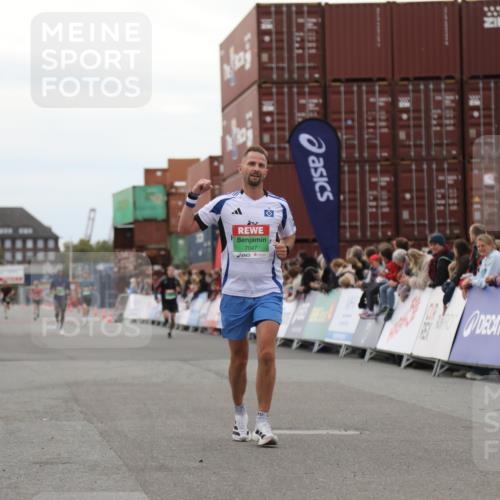 03.10.2025 - Köhlbrandbrückenlauf Yannick Fuchs http://msf.ph/oto/8983656 03.10.2025 15:53:39 Ziel 7047, 9322 meine-sportfotos.de