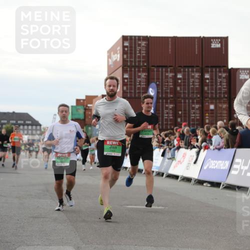 03.10.2025 - Köhlbrandbrückenlauf Yannick Fuchs http://msf.ph/oto/8983657 03.10.2025 16:07:23 Ziel 7056, 7071, 7093, 7172, 7365, 7402, 7434, 7499, 9018, 9261 meine-sportfotos.de