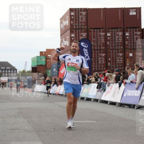 03.10.2025 - Köhlbrandbrückenlauf Yannick Fuchs http://msf.ph/oto/8983658 03.10.2025 15:53:39 Ziel 7047, 9322 meine-sportfotos.de