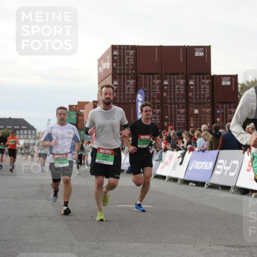 03.10.2025 - Köhlbrandbrückenlauf Yannick Fuchs http://msf.ph/oto/8983659 03.10.2025 16:07:23 Ziel 7056, 7071, 7093, 7172, 7365, 7402, 7434, 7499, 9018, 9261 meine-sportfotos.de