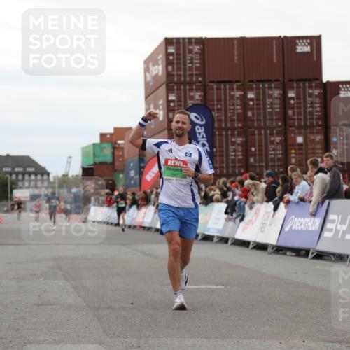 03.10.2025 - Köhlbrandbrückenlauf Yannick Fuchs http://msf.ph/oto/8983660 03.10.2025 15:53:40 Ziel 7047, 9322 meine-sportfotos.de