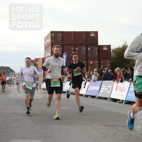 03.10.2025 - Köhlbrandbrückenlauf Yannick Fuchs http://msf.ph/oto/8983661 03.10.2025 16:07:23 Ziel 7056, 7071, 7093, 7172, 7365, 7402, 7434, 7499, 9018, 9261 meine-sportfotos.de