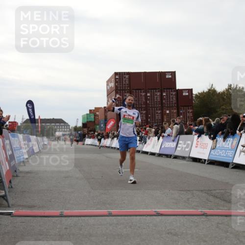 03.10.2025 - Köhlbrandbrückenlauf Yannick Fuchs http://msf.ph/oto/8983662 03.10.2025 15:53:40 Ziel 7047, 9322 meine-sportfotos.de