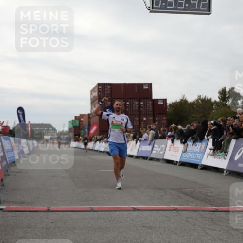 03.10.2025 - Köhlbrandbrückenlauf Yannick Fuchs http://msf.ph/oto/8983666 03.10.2025 15:53:40 Ziel 7047, 9322 meine-sportfotos.de
