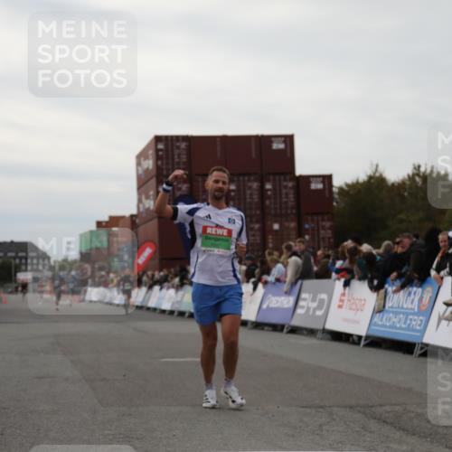 03.10.2025 - Köhlbrandbrückenlauf Yannick Fuchs http://msf.ph/oto/8983667 03.10.2025 15:53:40 Ziel 7047, 9322 meine-sportfotos.de