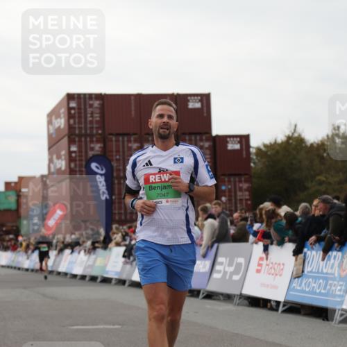 03.10.2025 - Köhlbrandbrückenlauf Yannick Fuchs http://msf.ph/oto/8983669 03.10.2025 15:53:41 Ziel 7047, 9322, 9718 meine-sportfotos.de