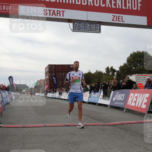 03.10.2025 - Köhlbrandbrückenlauf Yannick Fuchs http://msf.ph/oto/8983671 03.10.2025 15:53:41 Ziel 7047, 9322, 9718 meine-sportfotos.de