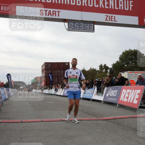 03.10.2025 - Köhlbrandbrückenlauf Yannick Fuchs http://msf.ph/oto/8983672 03.10.2025 15:53:42 Ziel 7047, 9322, 9718 meine-sportfotos.de