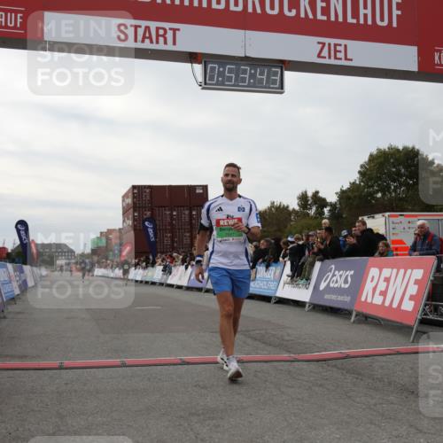 03.10.2025 - Köhlbrandbrückenlauf Yannick Fuchs http://msf.ph/oto/8983674 03.10.2025 15:53:42 Ziel 7047, 9322, 9718 meine-sportfotos.de