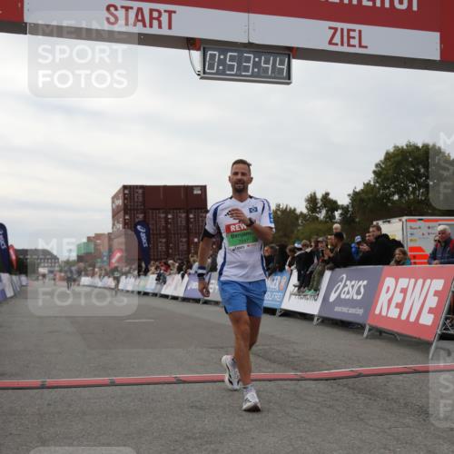 03.10.2025 - Köhlbrandbrückenlauf Yannick Fuchs http://msf.ph/oto/8983676 03.10.2025 15:53:42 Ziel 7047, 9322, 9718 meine-sportfotos.de