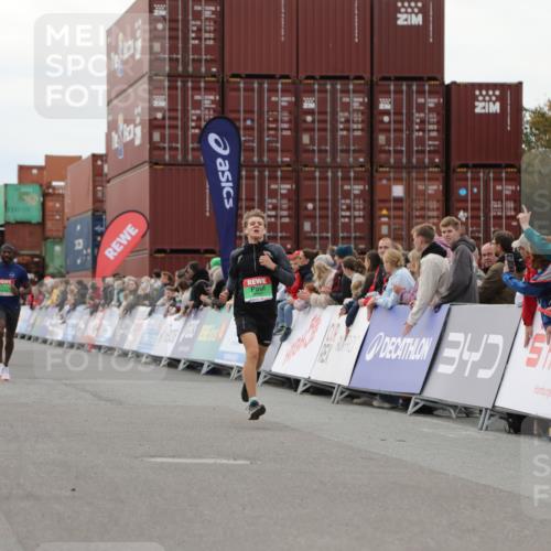 03.10.2025 - Köhlbrandbrückenlauf Yannick Fuchs http://msf.ph/oto/8983685 03.10.2025 15:53:45 Ziel 7047, 7181, 9322, 9718 meine-sportfotos.de
