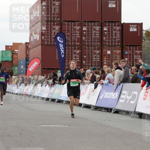 03.10.2025 - Köhlbrandbrückenlauf Yannick Fuchs http://msf.ph/oto/8983688 03.10.2025 15:53:45 Ziel 7047, 7181, 9322, 9718 meine-sportfotos.de