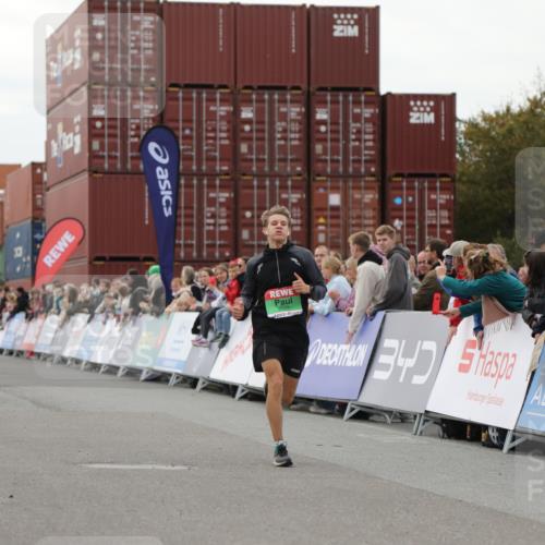 03.10.2025 - Köhlbrandbrückenlauf Yannick Fuchs http://msf.ph/oto/8983692 03.10.2025 15:53:45 Ziel 7047, 7181, 9322, 9718 meine-sportfotos.de