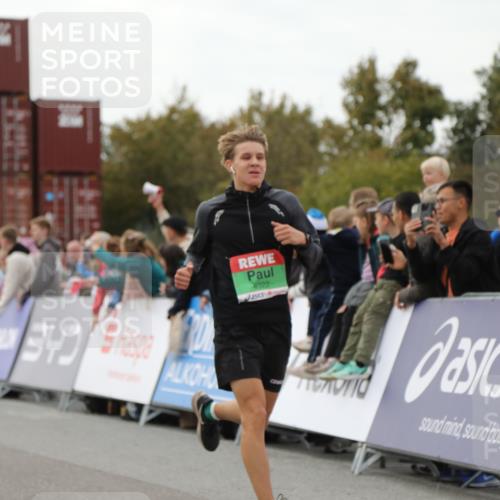03.10.2025 - Köhlbrandbrückenlauf Yannick Fuchs http://msf.ph/oto/8983703 03.10.2025 15:53:47 Ziel 7074, 7181, 9322, 9718 meine-sportfotos.de
