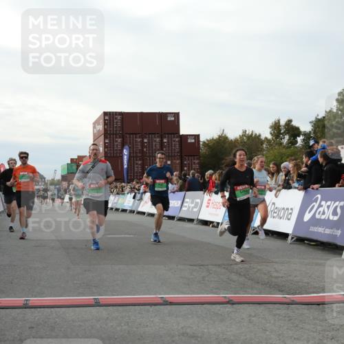 03.10.2025 - Köhlbrandbrückenlauf Yannick Fuchs http://msf.ph/oto/8983704 03.10.2025 16:07:29 Ziel 7056, 7071, 7172, 7365, 7499, 8745, 8862, 8919 meine-sportfotos.de