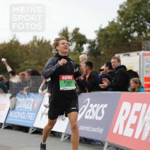 03.10.2025 - Köhlbrandbrückenlauf Yannick Fuchs http://msf.ph/oto/8983708 03.10.2025 15:53:47 Ziel 7074, 7181, 9322, 9718 meine-sportfotos.de