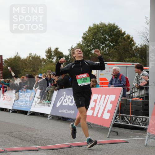 03.10.2025 - Köhlbrandbrückenlauf Yannick Fuchs http://msf.ph/oto/8983710 03.10.2025 15:53:48 Ziel 7074, 7181, 9322, 9718 meine-sportfotos.de