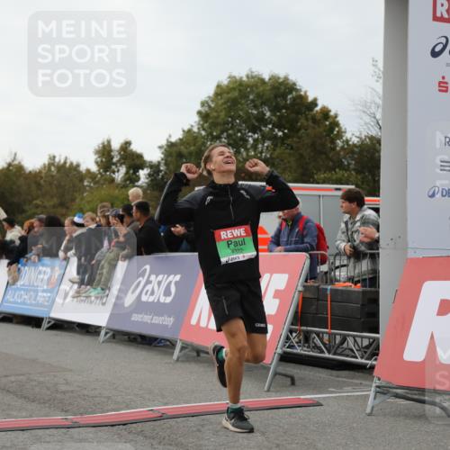 03.10.2025 - Köhlbrandbrückenlauf Yannick Fuchs http://msf.ph/oto/8983712 03.10.2025 15:53:48 Ziel 7074, 7181, 9322, 9718 meine-sportfotos.de