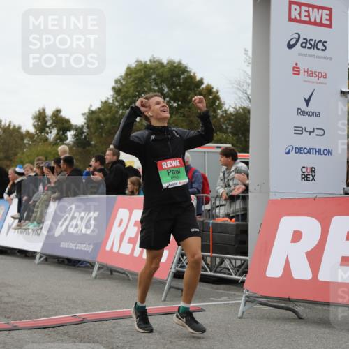 03.10.2025 - Köhlbrandbrückenlauf Yannick Fuchs http://msf.ph/oto/8983714 03.10.2025 15:53:48 Ziel 7074, 7181, 9322, 9718 meine-sportfotos.de