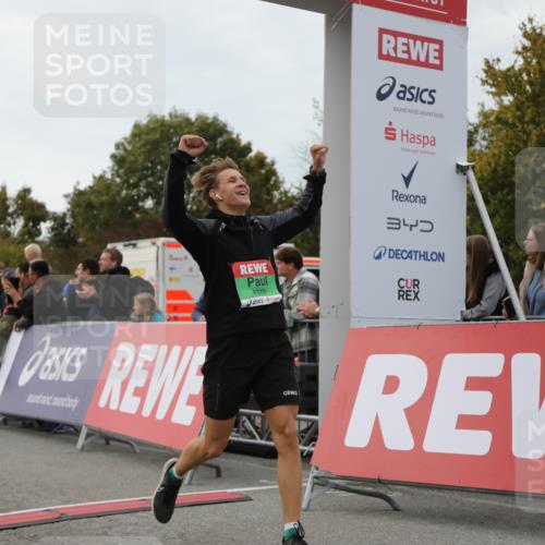 03.10.2025 - Köhlbrandbrückenlauf Yannick Fuchs http://msf.ph/oto/8983715 03.10.2025 15:53:48 Ziel 7074, 7181, 9322, 9718 meine-sportfotos.de