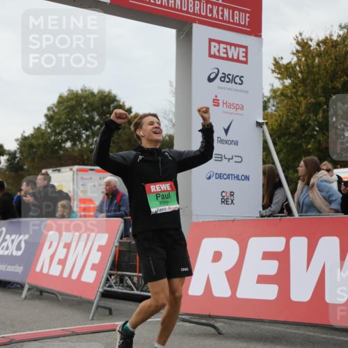 03.10.2025 - Köhlbrandbrückenlauf Yannick Fuchs http://msf.ph/oto/8983717 03.10.2025 15:53:48 Ziel 7074, 7181, 9322, 9718 meine-sportfotos.de