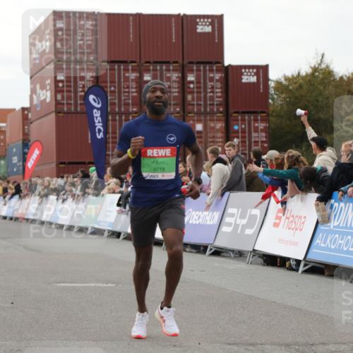 03.10.2025 - Köhlbrandbrückenlauf Yannick Fuchs http://msf.ph/oto/8983724 03.10.2025 15:53:49 Ziel 7074, 7181, 9268, 9322, 9718 meine-sportfotos.de