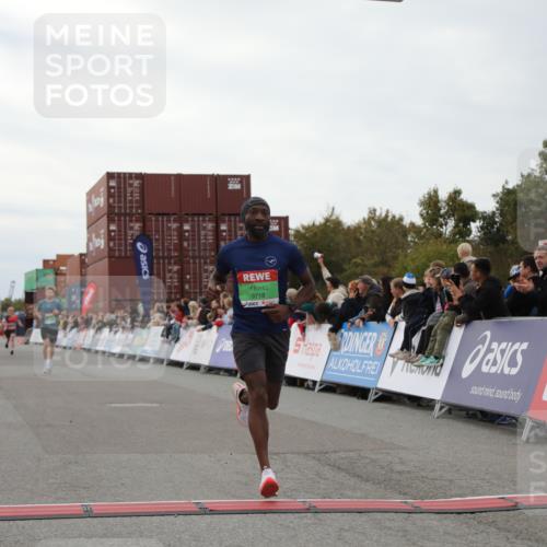 03.10.2025 - Köhlbrandbrückenlauf Yannick Fuchs http://msf.ph/oto/8983728 03.10.2025 15:53:50 Ziel 7074, 7181, 9268, 9322, 9718 meine-sportfotos.de