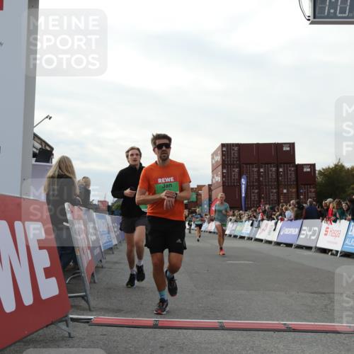 03.10.2025 - Köhlbrandbrückenlauf Yannick Fuchs http://msf.ph/oto/8983729 03.10.2025 16:07:32 Ziel 7056, 7071, 7172, 7179, 7365, 7499, 8745, 8862, 8919 meine-sportfotos.de