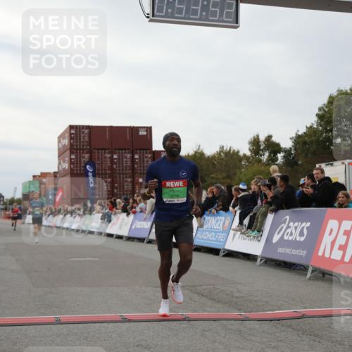 03.10.2025 - Köhlbrandbrückenlauf Yannick Fuchs http://msf.ph/oto/8983730 03.10.2025 15:53:50 Ziel 7074, 7181, 9268, 9322, 9718 meine-sportfotos.de