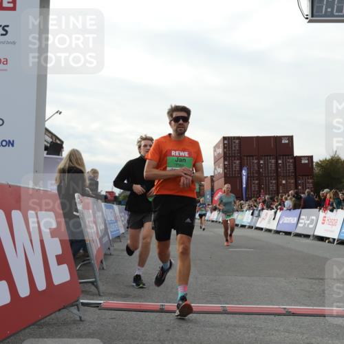 03.10.2025 - Köhlbrandbrückenlauf Yannick Fuchs http://msf.ph/oto/8983731 03.10.2025 16:07:32 Ziel 7056, 7071, 7172, 7179, 7365, 7499, 8745, 8862, 8919 meine-sportfotos.de