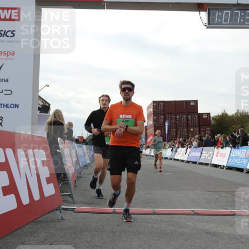 03.10.2025 - Köhlbrandbrückenlauf Yannick Fuchs http://msf.ph/oto/8983733 03.10.2025 16:07:32 Ziel 7056, 7071, 7172, 7179, 7365, 7499, 8745, 8862, 8919 meine-sportfotos.de