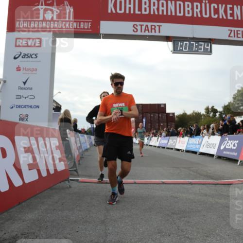 03.10.2025 - Köhlbrandbrückenlauf Yannick Fuchs http://msf.ph/oto/8983738 03.10.2025 16:07:32 Ziel 7056, 7071, 7172, 7179, 7365, 7499, 8745, 8862, 8919 meine-sportfotos.de