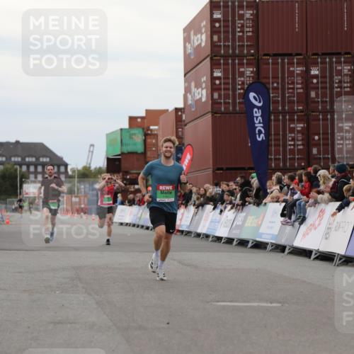 03.10.2025 - Köhlbrandbrückenlauf Yannick Fuchs http://msf.ph/oto/8983739 03.10.2025 15:53:51 Ziel 7074, 7181, 9268, 9322, 9718 meine-sportfotos.de