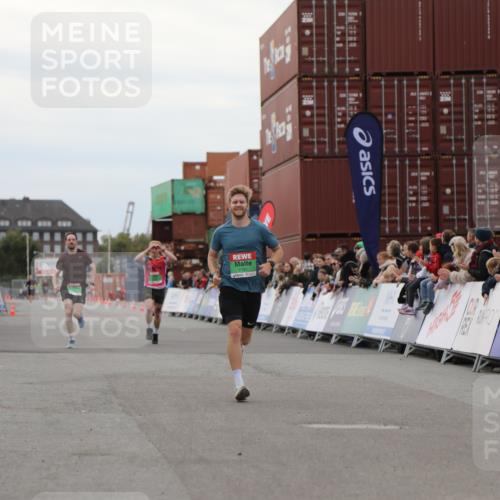 03.10.2025 - Köhlbrandbrückenlauf Yannick Fuchs http://msf.ph/oto/8983741 03.10.2025 15:53:51 Ziel 7074, 7181, 9268, 9322, 9718 meine-sportfotos.de