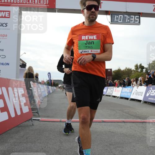 03.10.2025 - Köhlbrandbrückenlauf Yannick Fuchs http://msf.ph/oto/8983743 03.10.2025 16:07:33 Ziel 7056, 7071, 7172, 7179, 7365, 7499, 8745, 8862, 8919, 9020, 9456, 9457 meine-sportfotos.de