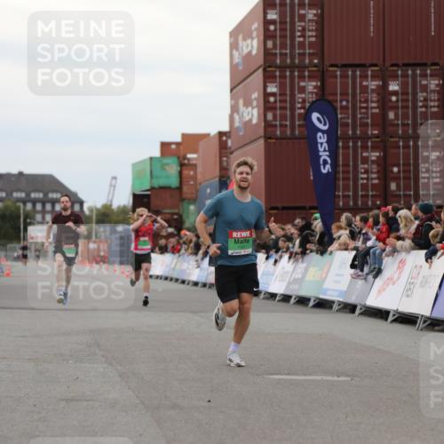03.10.2025 - Köhlbrandbrückenlauf Yannick Fuchs http://msf.ph/oto/8983747 03.10.2025 15:53:52 Ziel 7074, 7181, 9268, 9718 meine-sportfotos.de