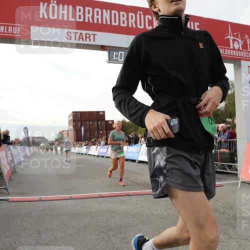 03.10.2025 - Köhlbrandbrückenlauf Yannick Fuchs http://msf.ph/oto/8983748 03.10.2025 16:07:34 Ziel 7056, 7071, 7172, 7179, 7365, 7499, 8745, 8862, 8919, 9020, 9456, 9457 meine-sportfotos.de