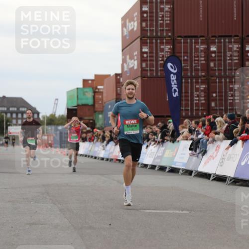 03.10.2025 - Köhlbrandbrückenlauf Yannick Fuchs http://msf.ph/oto/8983749 03.10.2025 15:53:52 Ziel 7074, 7181, 9268, 9718 meine-sportfotos.de