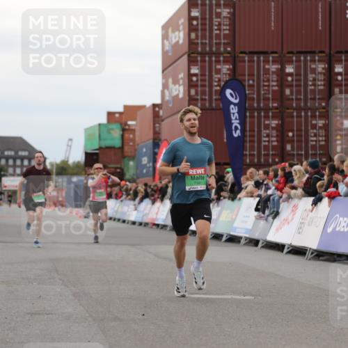 03.10.2025 - Köhlbrandbrückenlauf Yannick Fuchs http://msf.ph/oto/8983751 03.10.2025 15:53:52 Ziel 7074, 7181, 9268, 9718 meine-sportfotos.de