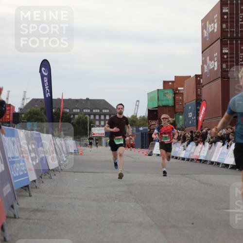 03.10.2025 - Köhlbrandbrückenlauf Yannick Fuchs http://msf.ph/oto/8983753 03.10.2025 15:53:53 Ziel 7074, 7181, 9268, 9718 meine-sportfotos.de