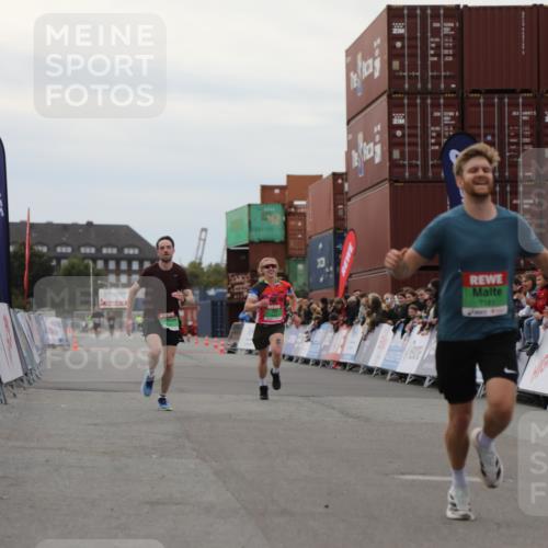 03.10.2025 - Köhlbrandbrückenlauf Yannick Fuchs http://msf.ph/oto/8983755 03.10.2025 15:53:53 Ziel 7074, 7181, 9268, 9718 meine-sportfotos.de