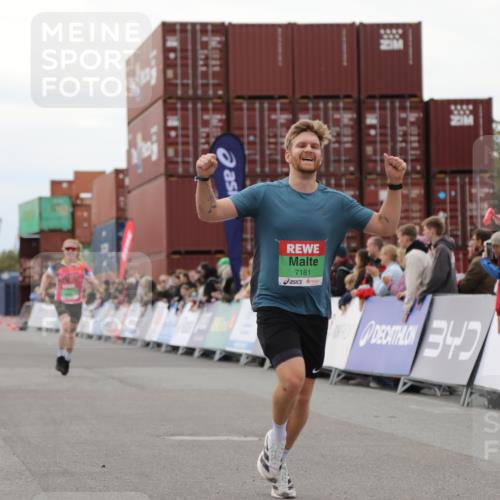 03.10.2025 - Köhlbrandbrückenlauf Yannick Fuchs http://msf.ph/oto/8983757 03.10.2025 15:53:53 Ziel 7074, 7181, 9268, 9718 meine-sportfotos.de