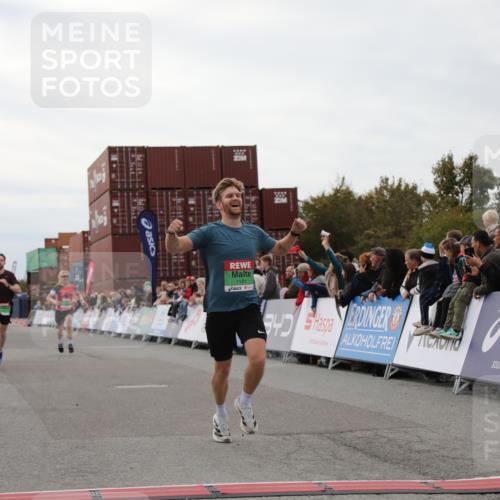 03.10.2025 - Köhlbrandbrückenlauf Yannick Fuchs http://msf.ph/oto/8983759 03.10.2025 15:53:53 Ziel 7074, 7181, 9268, 9718 meine-sportfotos.de