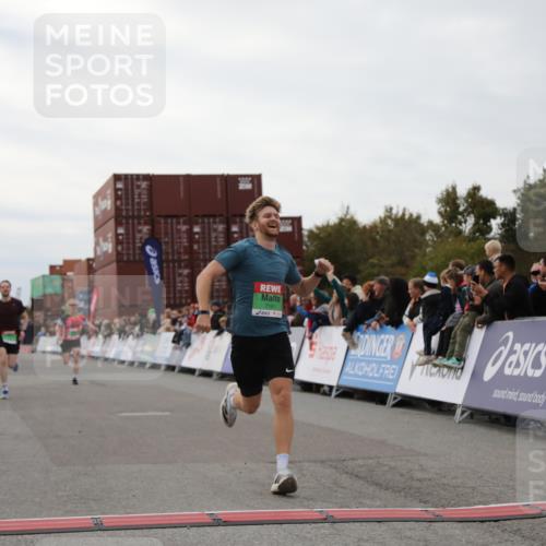 03.10.2025 - Köhlbrandbrückenlauf Yannick Fuchs http://msf.ph/oto/8983761 03.10.2025 15:53:53 Ziel 7074, 7181, 9268, 9718 meine-sportfotos.de