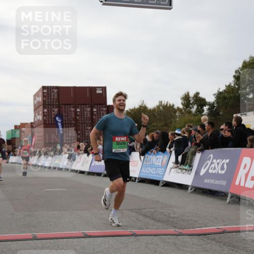 03.10.2025 - Köhlbrandbrückenlauf Yannick Fuchs http://msf.ph/oto/8983763 03.10.2025 15:53:54 Ziel 7074, 7181, 9268 meine-sportfotos.de