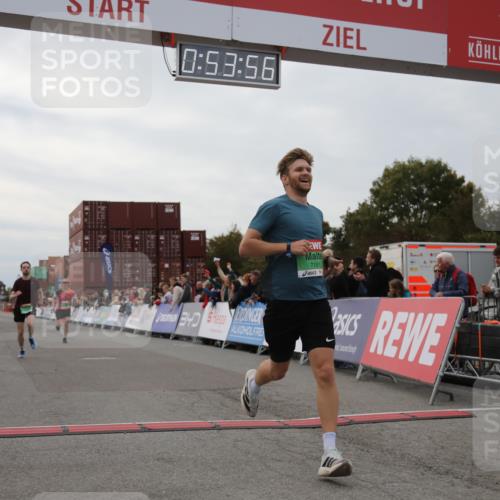 03.10.2025 - Köhlbrandbrückenlauf Yannick Fuchs http://msf.ph/oto/8983766 03.10.2025 15:53:54 Ziel 7074, 7181, 9268 meine-sportfotos.de