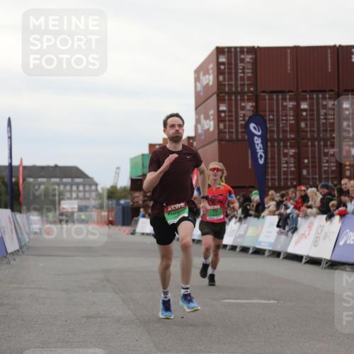 03.10.2025 - Köhlbrandbrückenlauf Yannick Fuchs http://msf.ph/oto/8983768 03.10.2025 15:53:55 Ziel 7074, 7181, 9268 meine-sportfotos.de