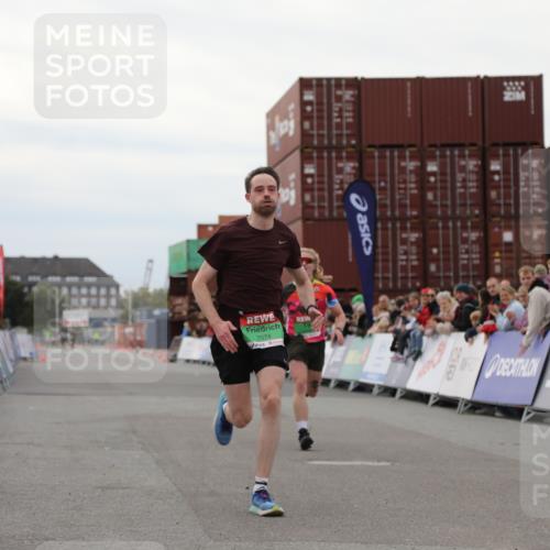 03.10.2025 - Köhlbrandbrückenlauf Yannick Fuchs http://msf.ph/oto/8983770 03.10.2025 15:53:55 Ziel 7074, 7181, 9268 meine-sportfotos.de